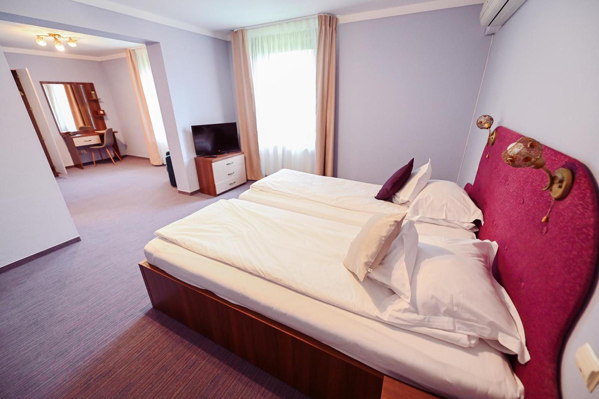 Conacul Domnesc Hotel Scheia ภายนอก รูปภาพ