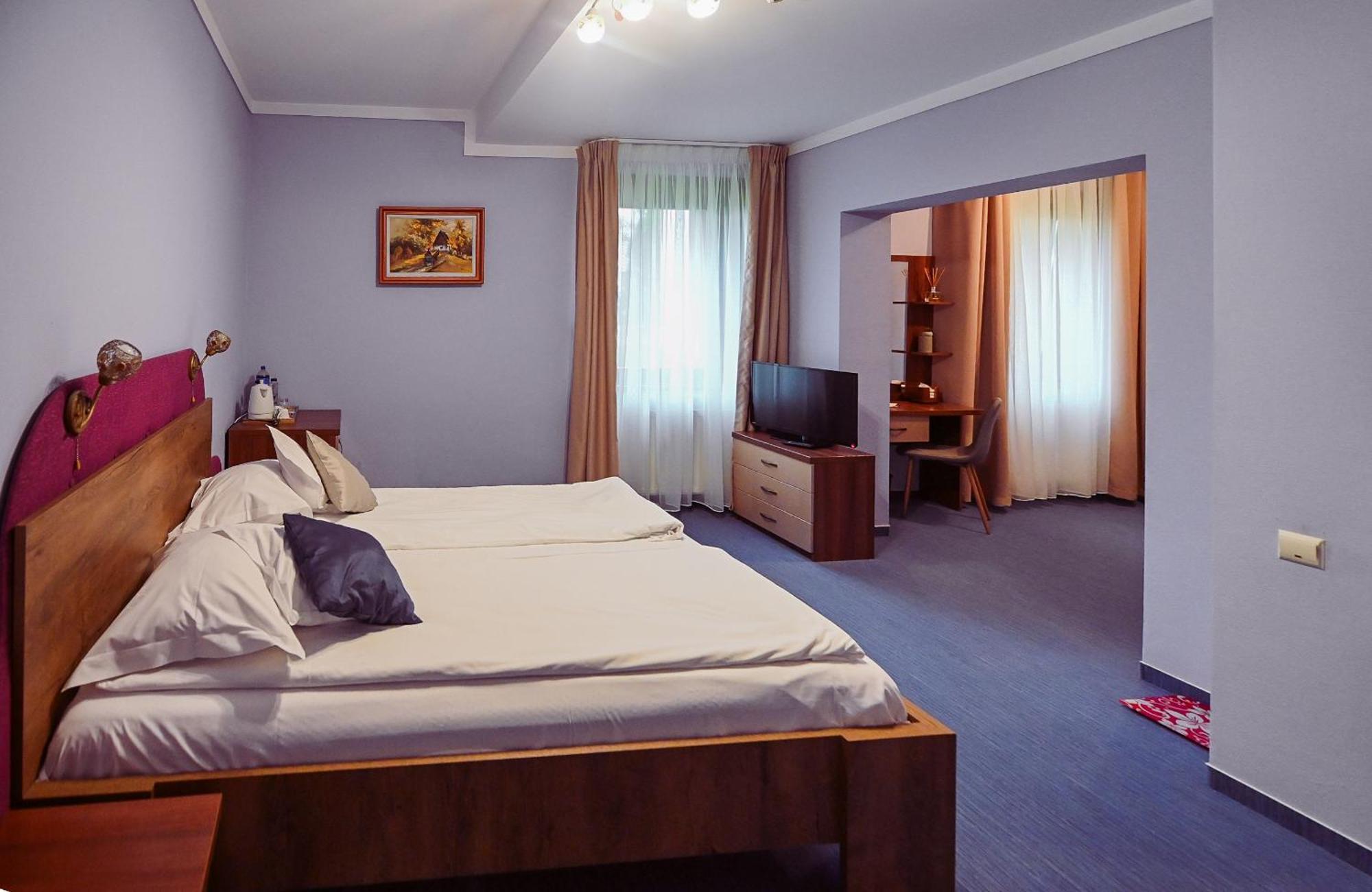 Conacul Domnesc Hotel Scheia ภายนอก รูปภาพ